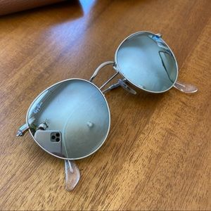 Round iconic Raybans